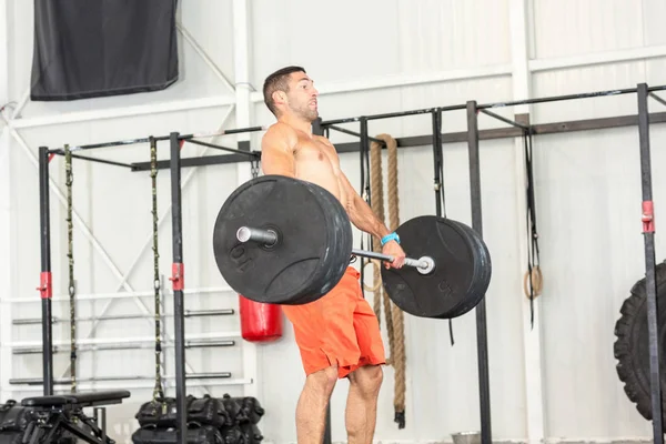 Голый грудной человек тяжелая атлетика штанга в тренажерном зале — стоковое фото