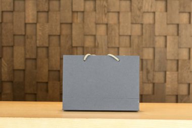 Otel resepsiyonunda boş bir karton çanta.