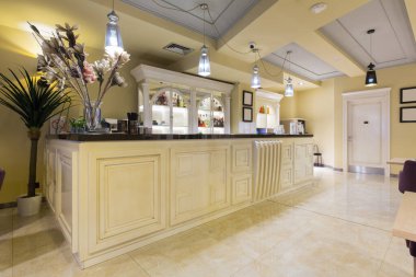 Otel barında ahşap tezgah.