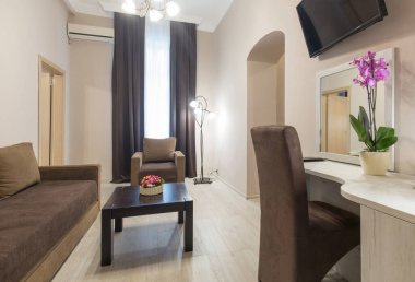 Bir otel odasının içinde.