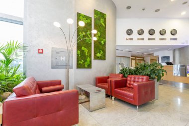 Parlak mermer zemini olan bir otel lobisinin içinde.