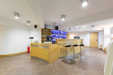 Otel lobisinin içi, tezgah.