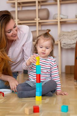 Anne kızıyla oynuyor.