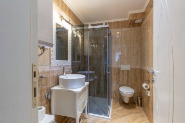 Otel binasında bir banyonun içi.