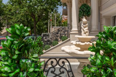 Otel apartmanı giriş merdivenleri