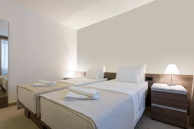 Yeni, modern, çift kişilik bir otel odası.