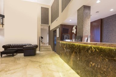 Otel resepsiyonunda mermer resepsiyon masası var.