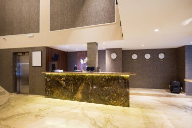 Otel resepsiyonunda mermer resepsiyon masası var.