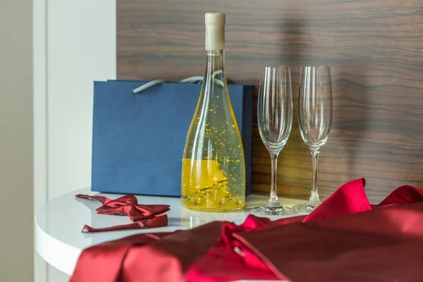 Flaska Vin Med Ätbart Guld Hotellrummet — Stockfoto