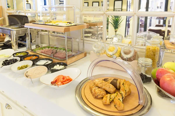 Petit Déjeuner Servi Sur Table Buffet Dans Restaurant Hôtel — Photo