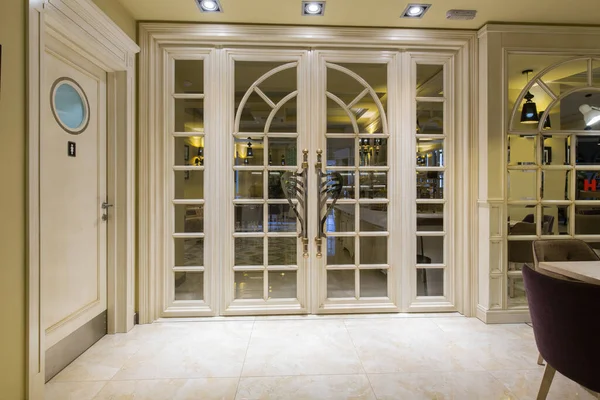 Drzwi Wejściowe Nowoczesnej Restauracji Hotelowej — Zdjęcie stockowe