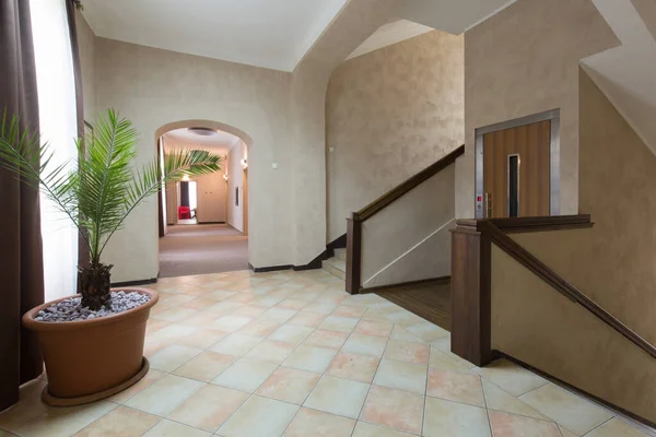 有电梯和楼梯的酒店走廊 — 图库照片