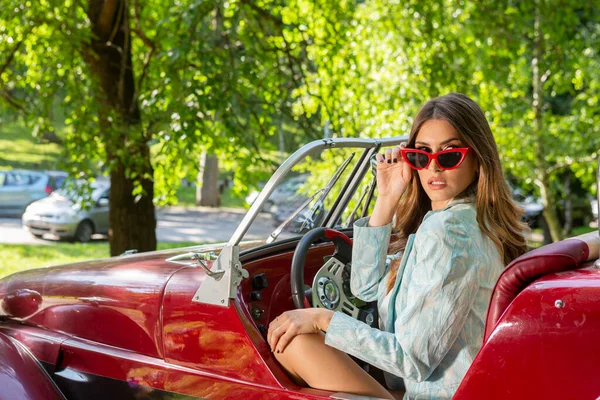 Attraktiva Modekvinnor Poserar Cabriolet Bil — Stockfoto