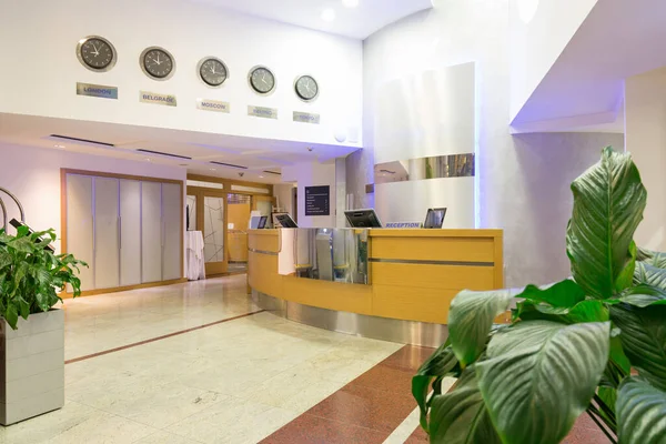 Interior Uma Área Recepção Hotel Com Recepção Madeira — Fotografia de Stock