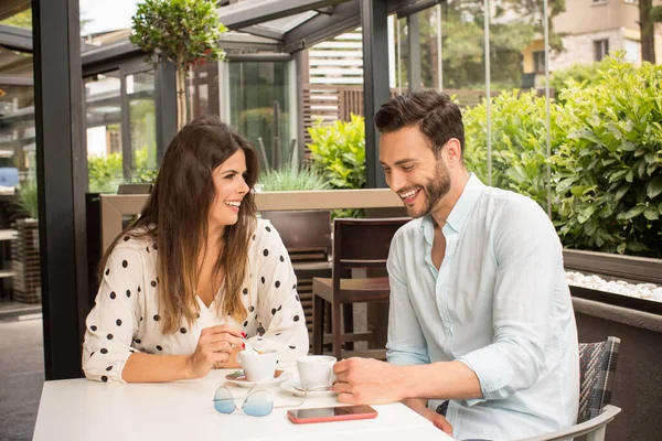 迷人的年轻夫妇在花园餐厅喝咖啡 — 图库照片