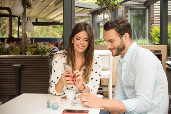 Attraktives Junges Paar Trinkt Kaffee Und Schaut Smartphone Gartenrestaurant — Stockfoto