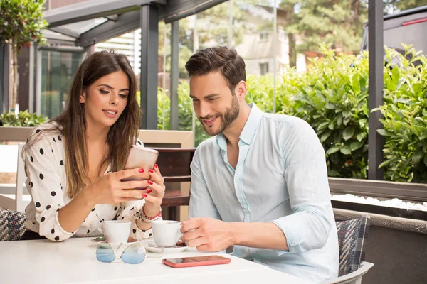 Attraktives Junges Paar Trinkt Kaffee Und Schaut Smartphone Gartenrestaurant — Stockfoto