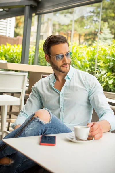 Knappe Jonge Zakenman Pak Die Koffie Drinkt Tuinrestaurant — Stockfoto