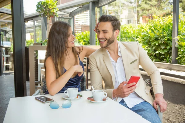 Attraktives Junges Paar Lächelt Café Bar — Stockfoto