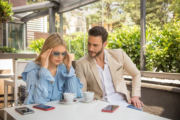 Pareja Joven Discutiendo Restaurante Garden Café — Foto de Stock