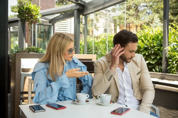 Pareja Joven Discutiendo Restaurante Garden Café — Foto de Stock