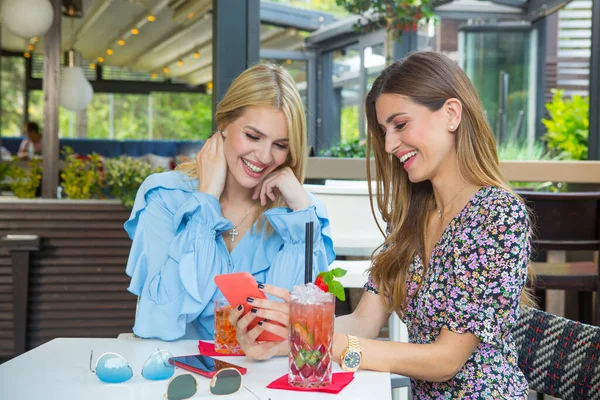 Vriendinnen Die Cocktails Drinken Café Bar Met Smartphone — Stockfoto