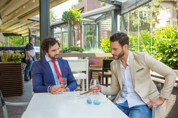 Dois Empresários Tendo Uma Conversa Séria Bar Café — Fotografia de Stock