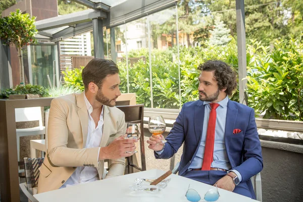 Masculino Amigos Brindar Com Uísque Copos Juntos Jardim Restaurante — Fotografia de Stock