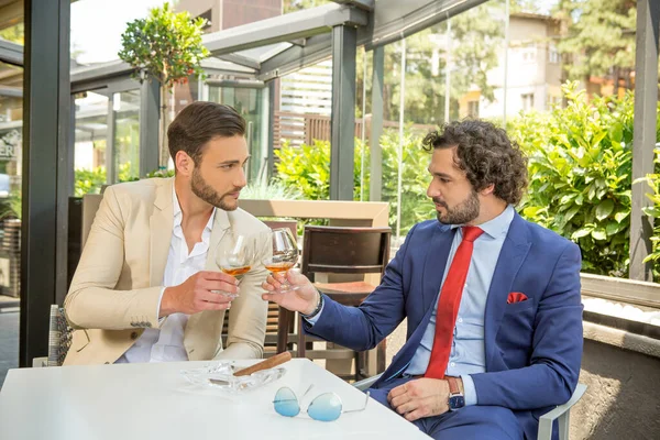 Amigos Masculinos Brindando Con Vasos Whisky Juntos Restaurante Jardín —  Fotos de Stock