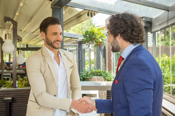 Zwei Geschäftsleute Beim Händeschütteln Gartenrestaurant — Stockfoto