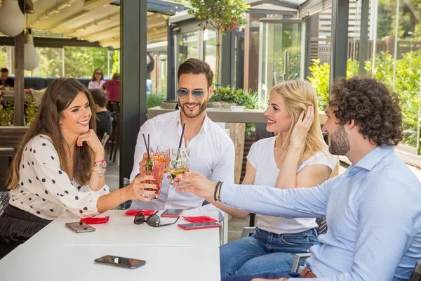 Grupo Jóvenes Amigos Brindando Con Cócteles Restaurante Jardín — Foto de Stock