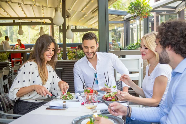 Grupo Amigos Almorzando Restaurante — Foto de Stock