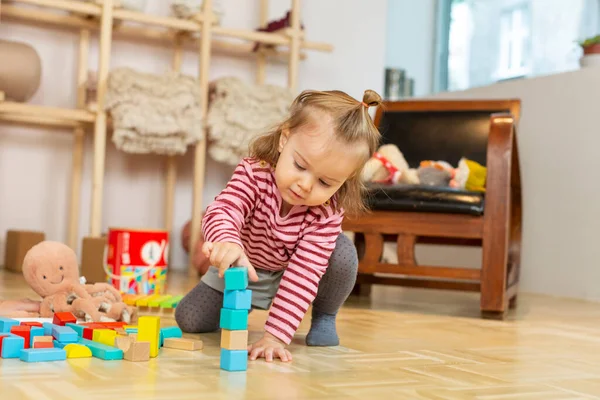 Schattig Klein Meisje Dat Vloer Speelt — Stockfoto