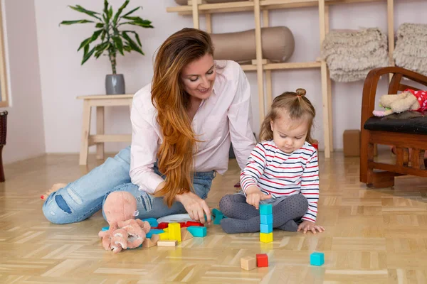 Madre Jugando Con Hija Con Ladrillos Plástico — Foto de Stock