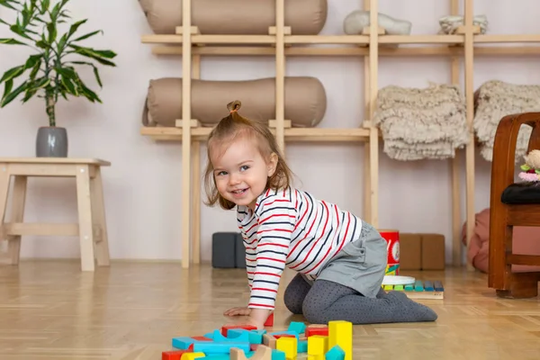 Adorabile Bambina Che Gioca Sul Pavimento — Foto Stock