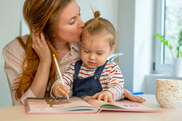 Madre Jugando Con Hija — Foto de Stock