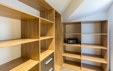 Boş otel odasında elektronik kasa.