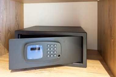 Boş otel odasında elektronik kasa.