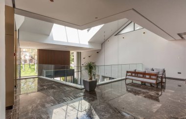 Parlak mermer zemini olan bir otel lobisinin içinde.