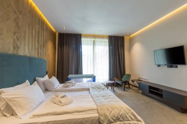 İçinde bebek karyolası olan bir otel odası.