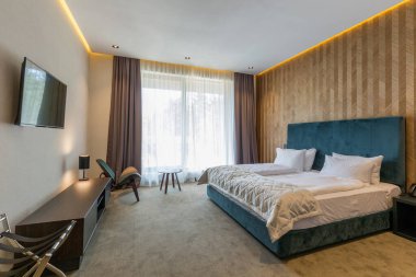 Modern bir otel odası.