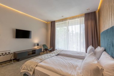 Modern bir otel odası.