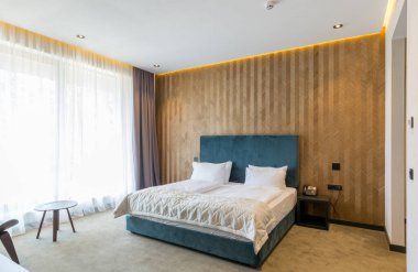 Modern bir otel odası.