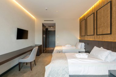Bir otel odasının içinde.