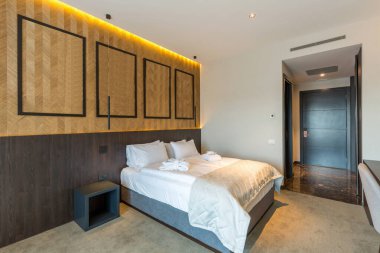 Ahşap duvarlı bir otel odası.