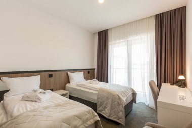 İçinde bebek karyolası olan bir otel odası.