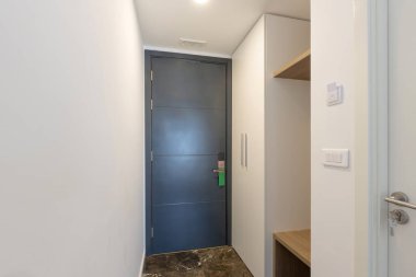 Otel odasının içi, giriş koridoru.