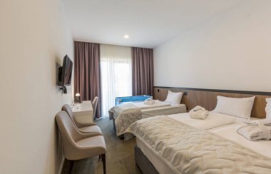 İçinde bebek karyolası olan bir otel odası.
