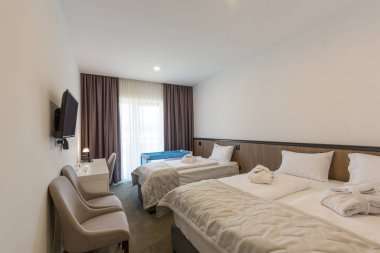 İçinde bebek karyolası olan bir otel odası.