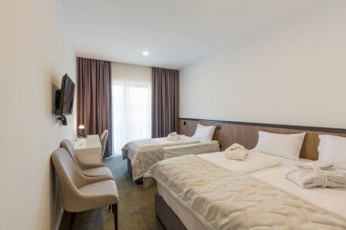 İçinde bebek karyolası olan bir otel odası.